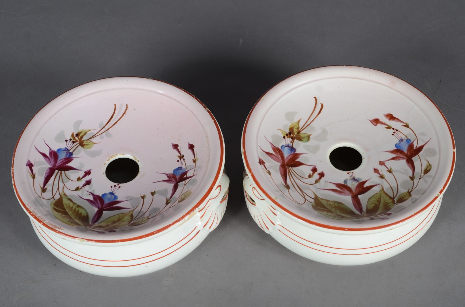 Par de cuspideiras de porcelana francesa decorados com flores em... - foto 3 de 8