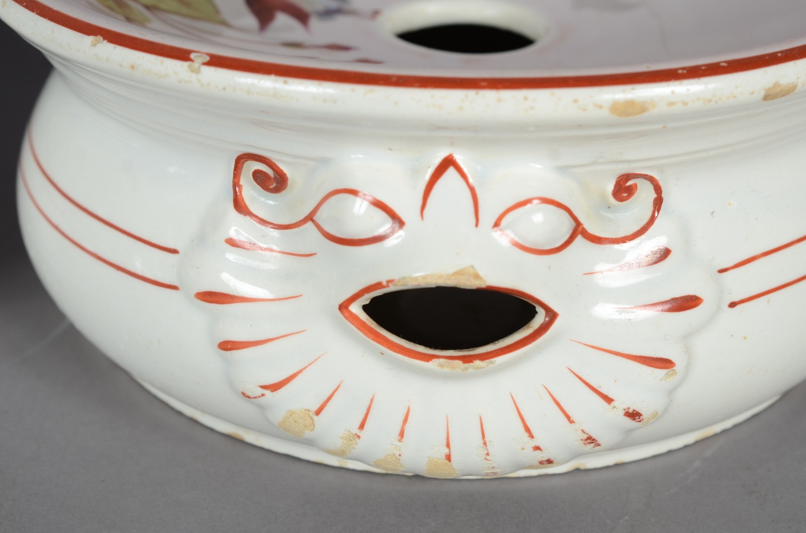 Par de cuspideiras de porcelana francesa decorados com flores em... - foto 4 de 8