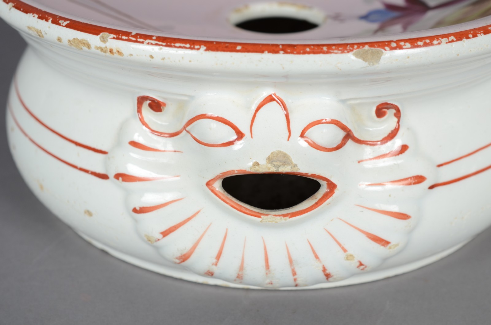 Par de cuspideiras de porcelana francesa decorados com flores em... - foto 5 de 8