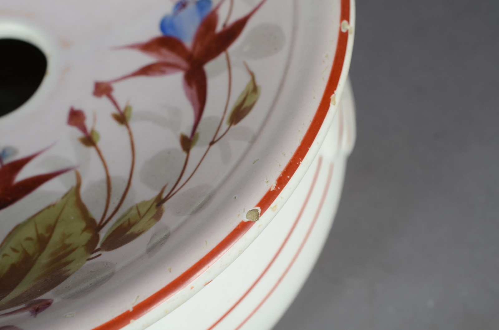 Par de cuspideiras de porcelana francesa decorados com flores em... - foto 7 de 8