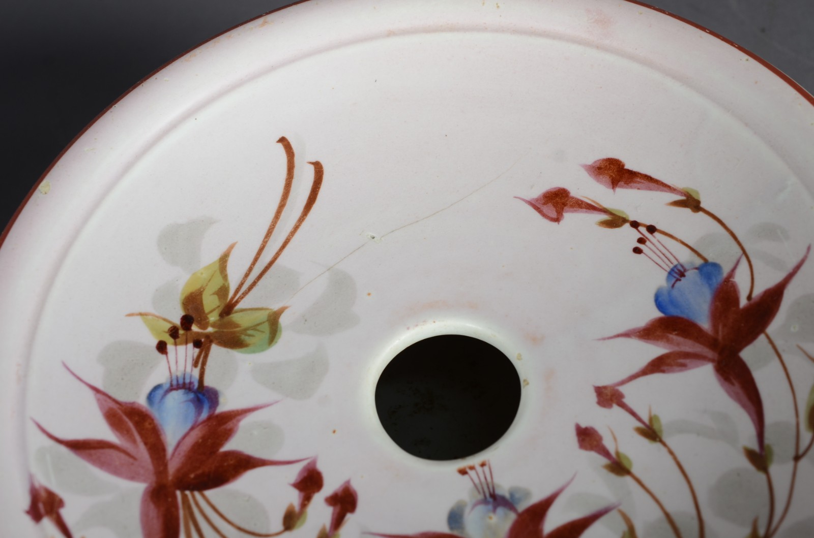 Par de cuspideiras de porcelana francesa decorados com flores em... - foto 8 de 8