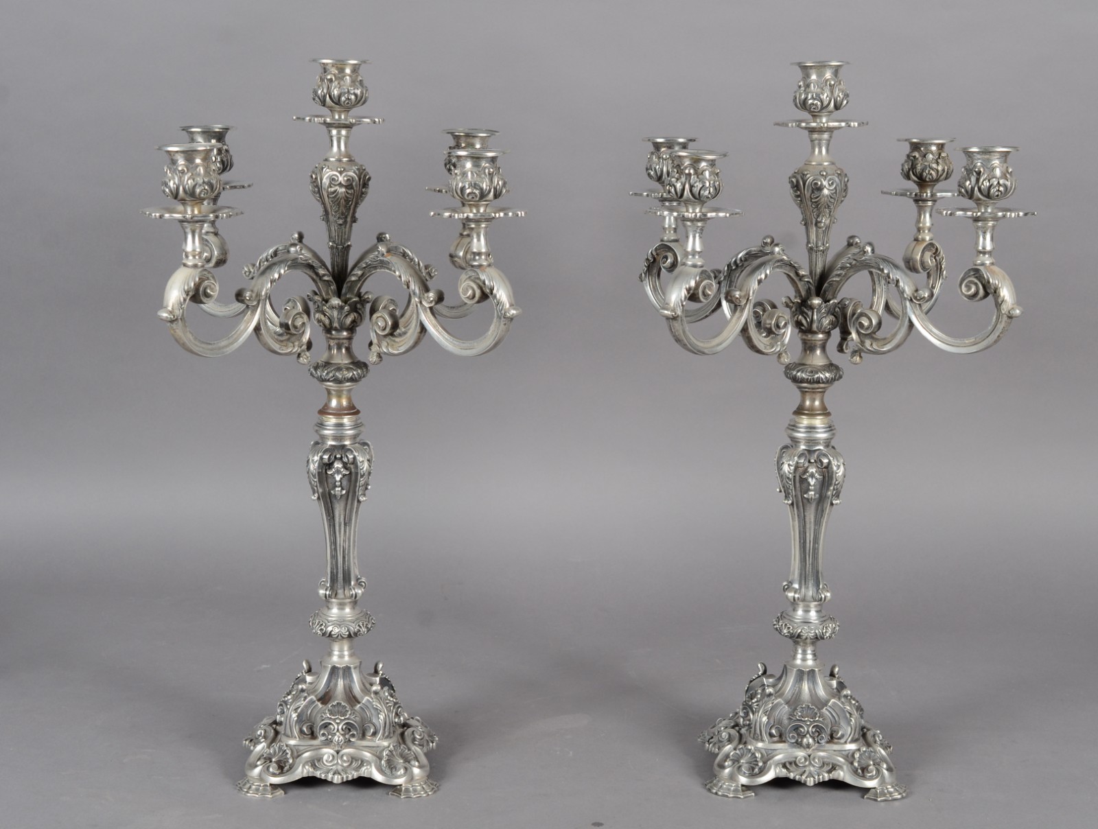 Par de candelabros para 5 velas cada de prata portuguesa contraste... - foto 1 de 8