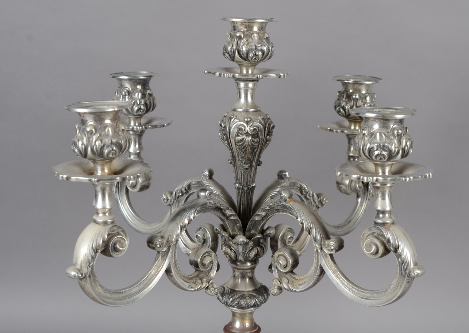Par de candelabros para 5 velas cada de prata portuguesa contraste... - foto 2 de 8