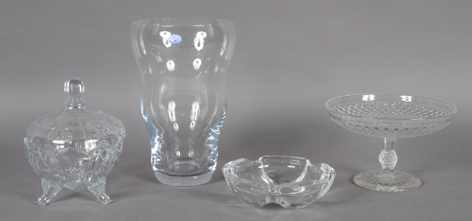 Quatro peças, sendo: vaso de cristal Bohemia, cinzeiro, bomboneire e... - foto 1 de 10