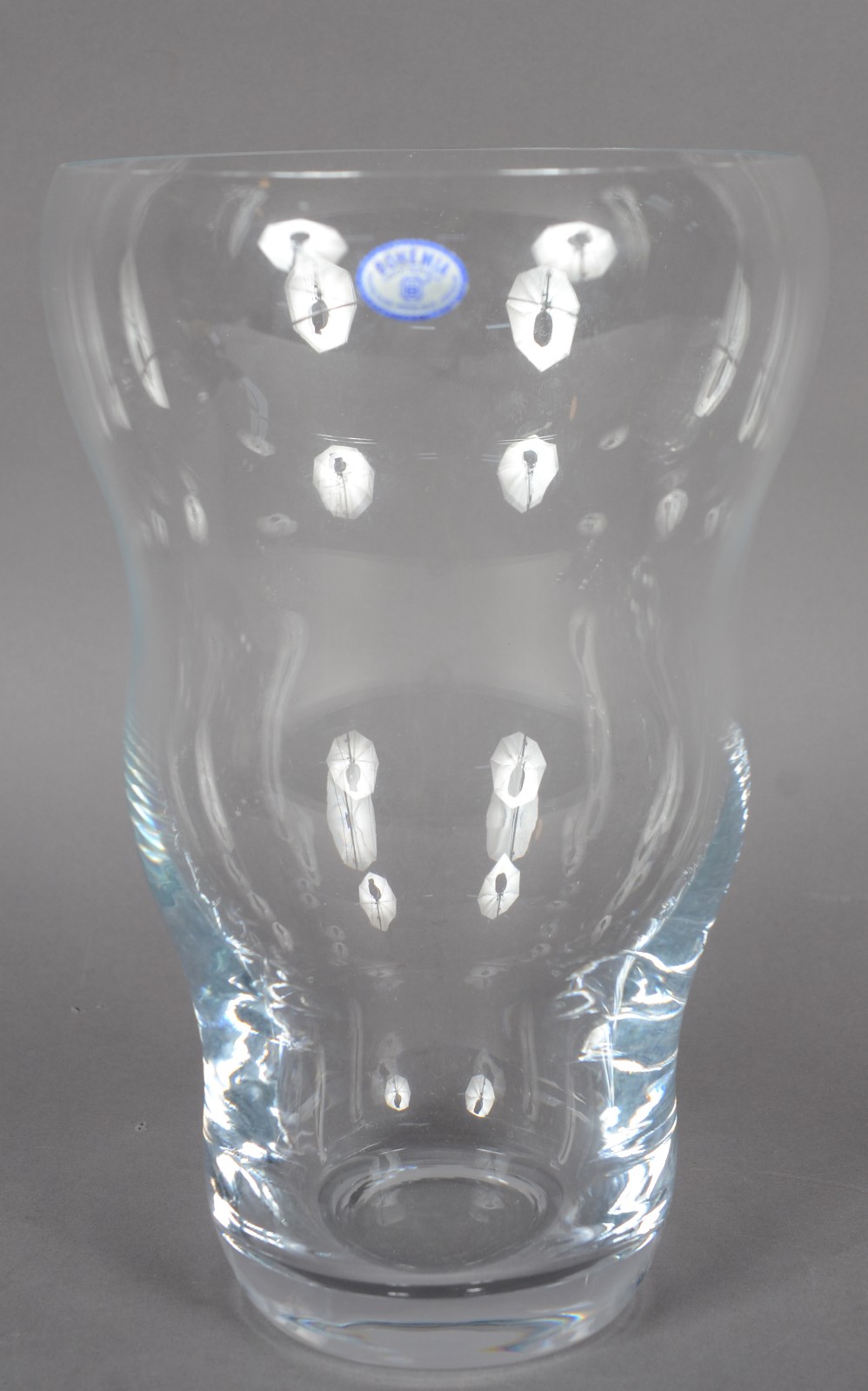 Quatro peças, sendo: vaso de cristal Bohemia, cinzeiro, bomboneire e... - foto 2 de 10