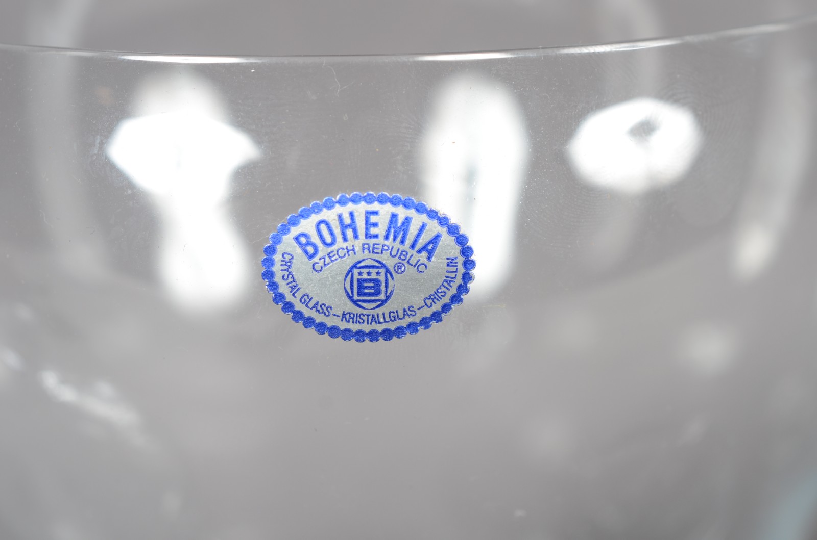 Quatro peças, sendo: vaso de cristal Bohemia, cinzeiro, bomboneire e... - foto 3 de 10