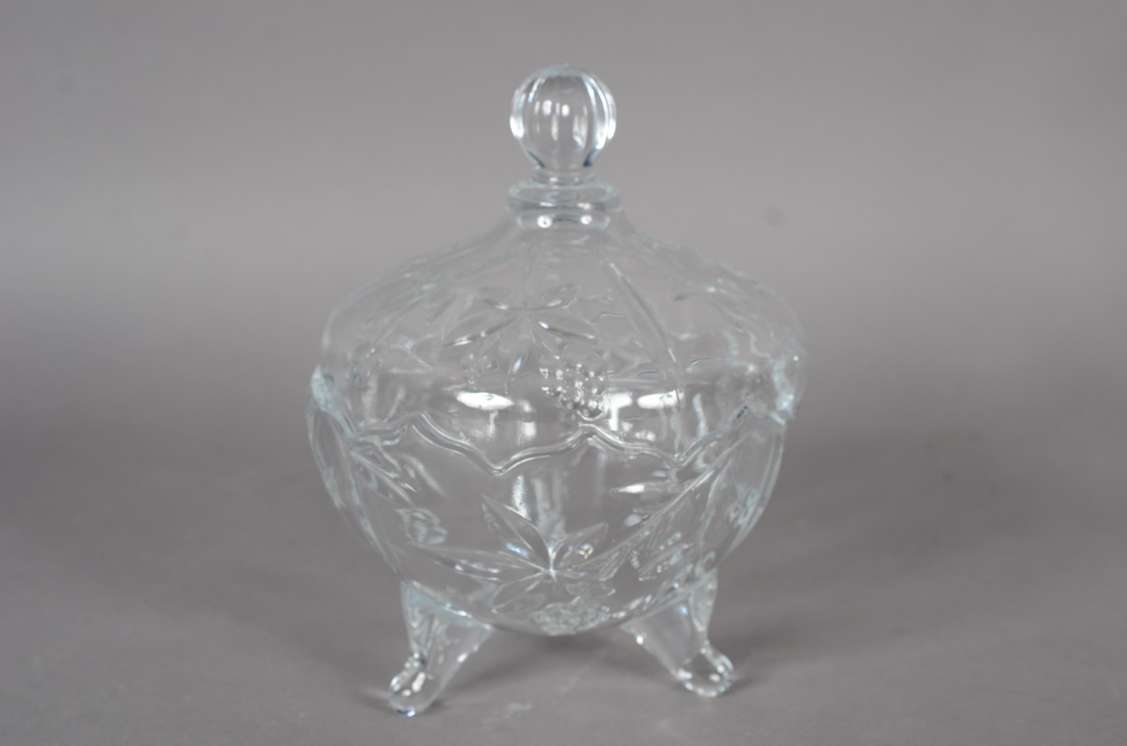Quatro peças, sendo: vaso de cristal Bohemia, cinzeiro, bomboneire e... - foto 4 de 10