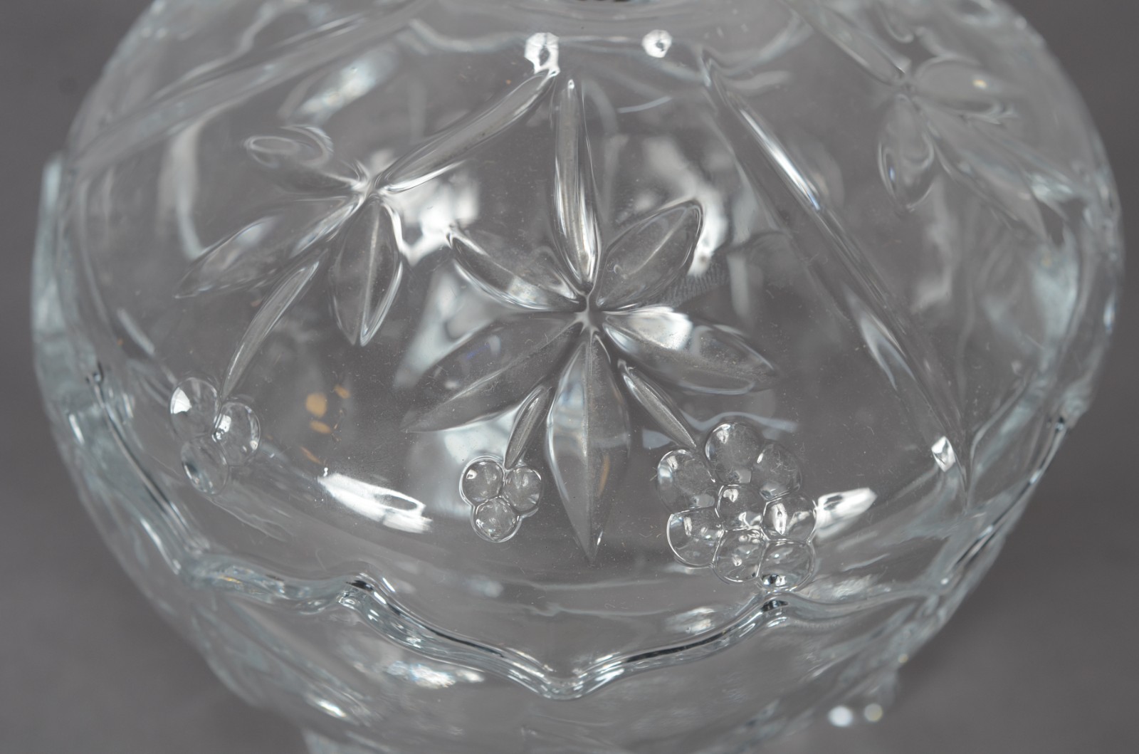 Quatro peças, sendo: vaso de cristal Bohemia, cinzeiro, bomboneire e... - foto 5 de 10