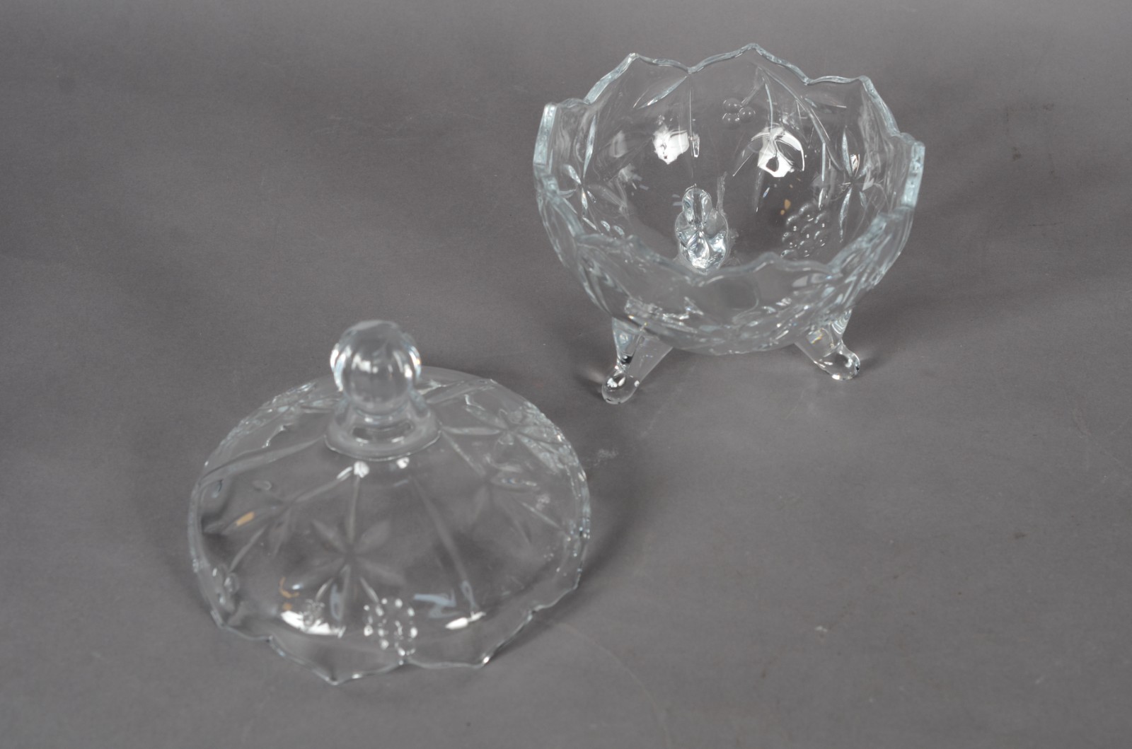 Quatro peças, sendo: vaso de cristal Bohemia, cinzeiro, bomboneire e... - foto 6 de 10