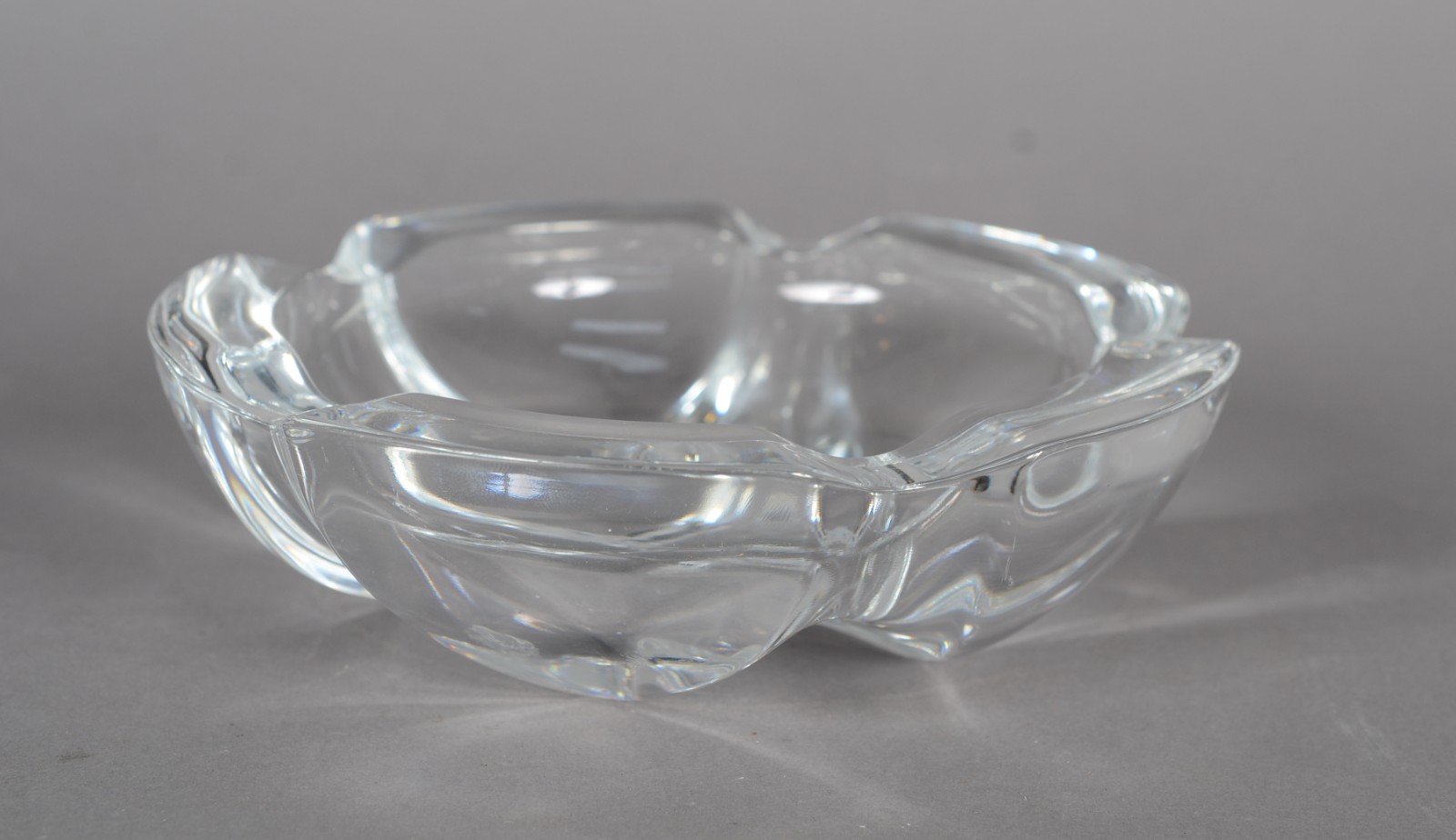 Quatro peças, sendo: vaso de cristal Bohemia, cinzeiro, bomboneire e... - foto 7 de 10