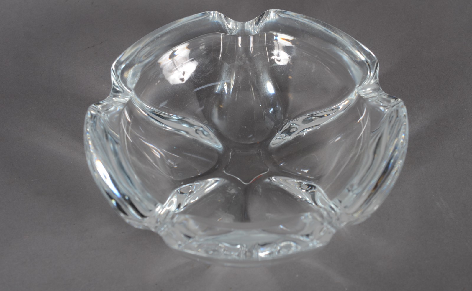 Quatro peças, sendo: vaso de cristal Bohemia, cinzeiro, bomboneire e... - foto 8 de 10