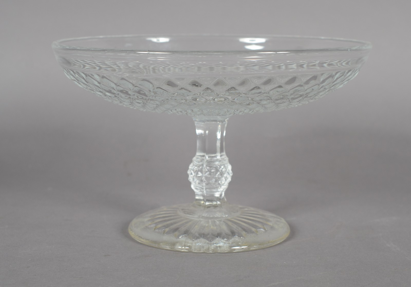 Quatro peças, sendo: vaso de cristal Bohemia, cinzeiro, bomboneire e... - foto 9 de 10