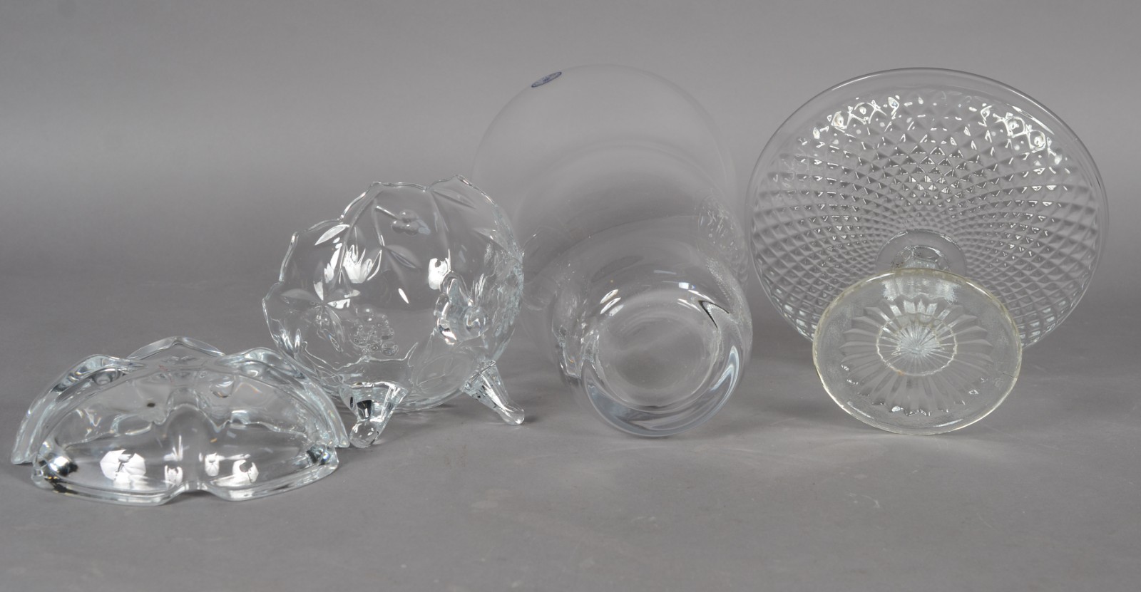 Quatro peças, sendo: vaso de cristal Bohemia, cinzeiro, bomboneire e... - foto 10 de 10