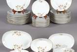 Aparelho de jantar de porcelana Renner, decoraç... - Aparelho de jantar de porcelana Renner, decoração floral com frisos dourados, composto de: 12 pratos rasos, 11 pratos fundos (1 bicado), 11 prat...