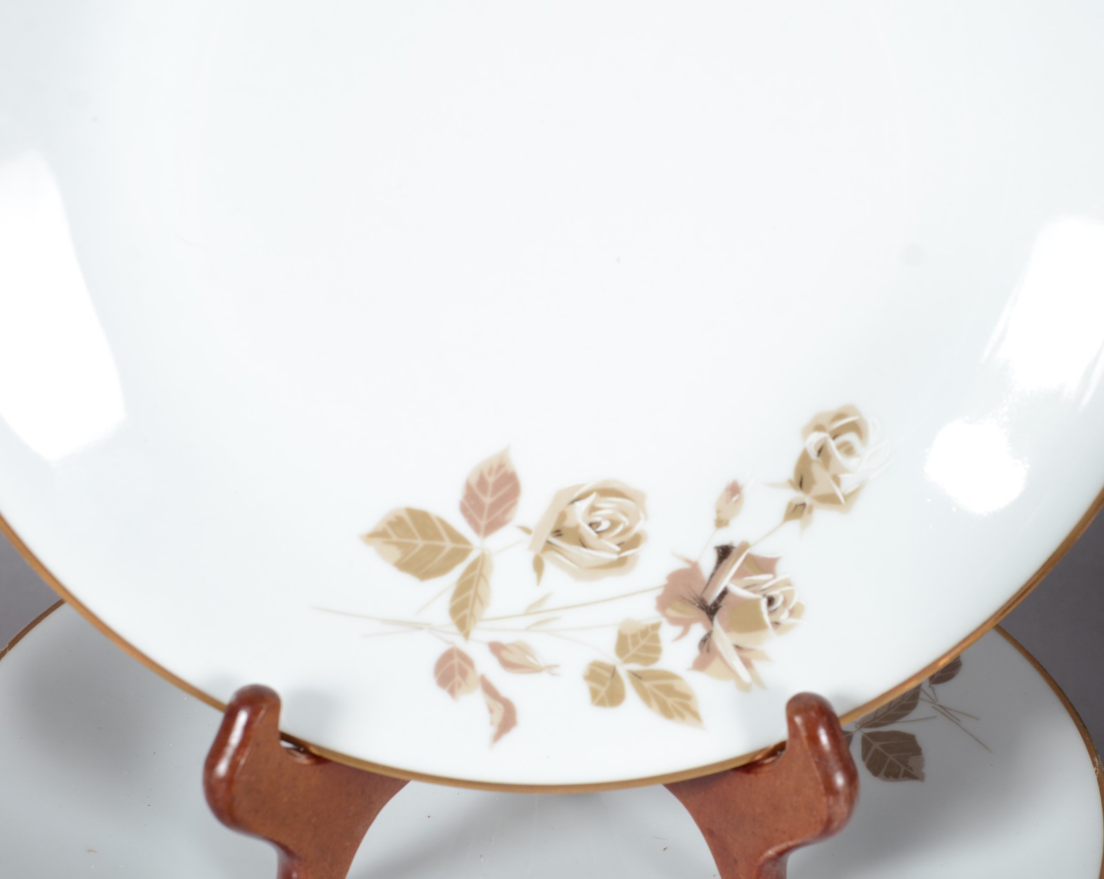 Aparelho de jantar de porcelana Renner, decoração floral com frisos... - foto 3 de 7