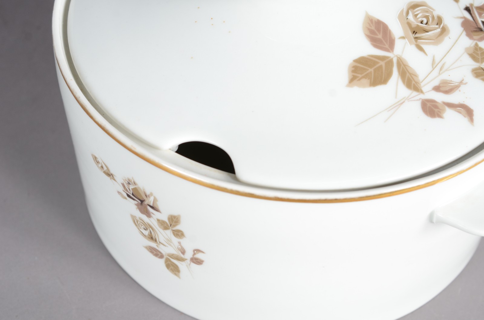 Aparelho de jantar de porcelana Renner, decoração floral com frisos... - foto 6 de 7