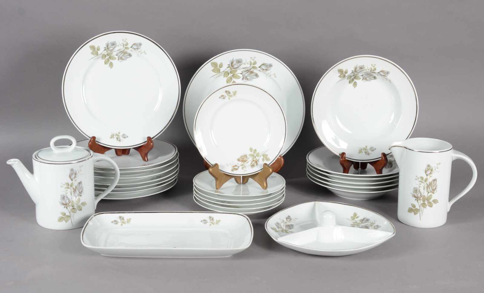 Serviço de jantar e chá de porcelana Schmidt composto de: 6 pratos... - foto 1 de 7
