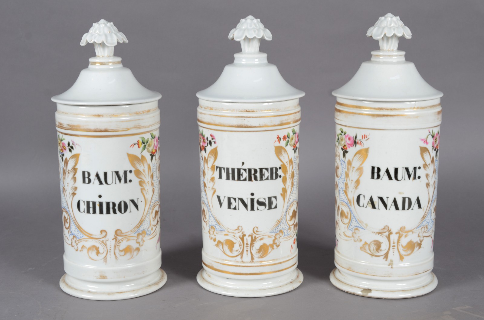 Conjunto com três excepcionais potes de farmácia de porcelana... - foto 1 de 6