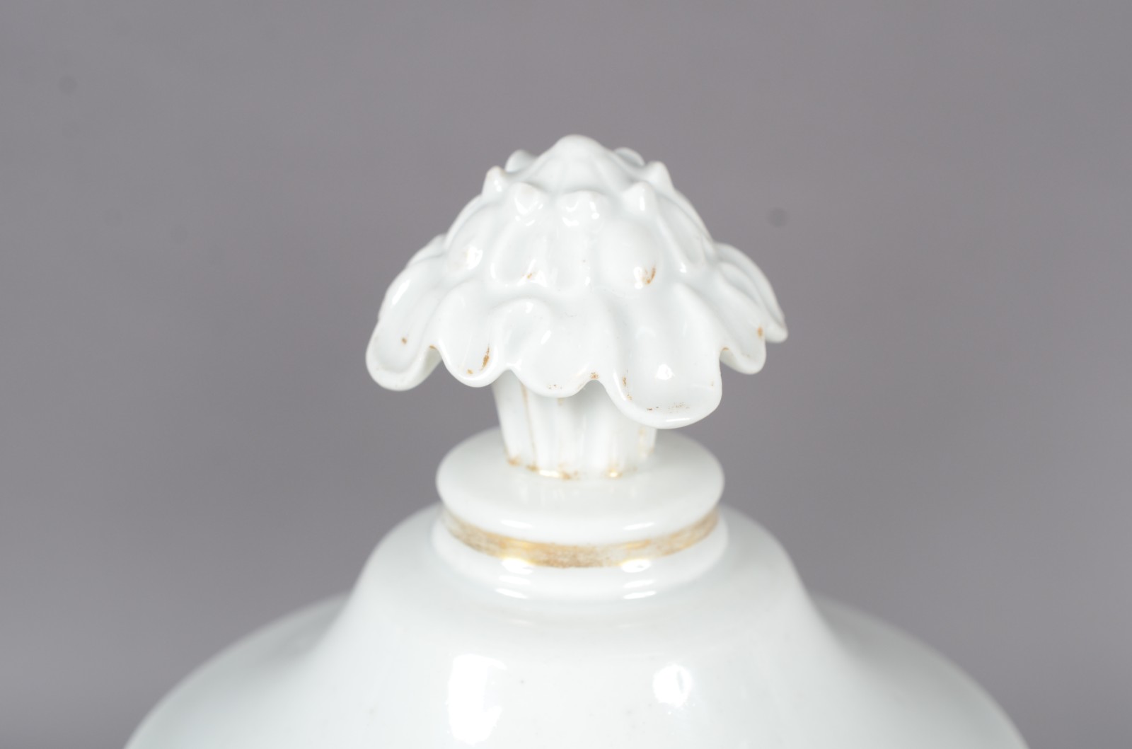 Conjunto com três excepcionais potes de farmácia de porcelana... - foto 2 de 6
