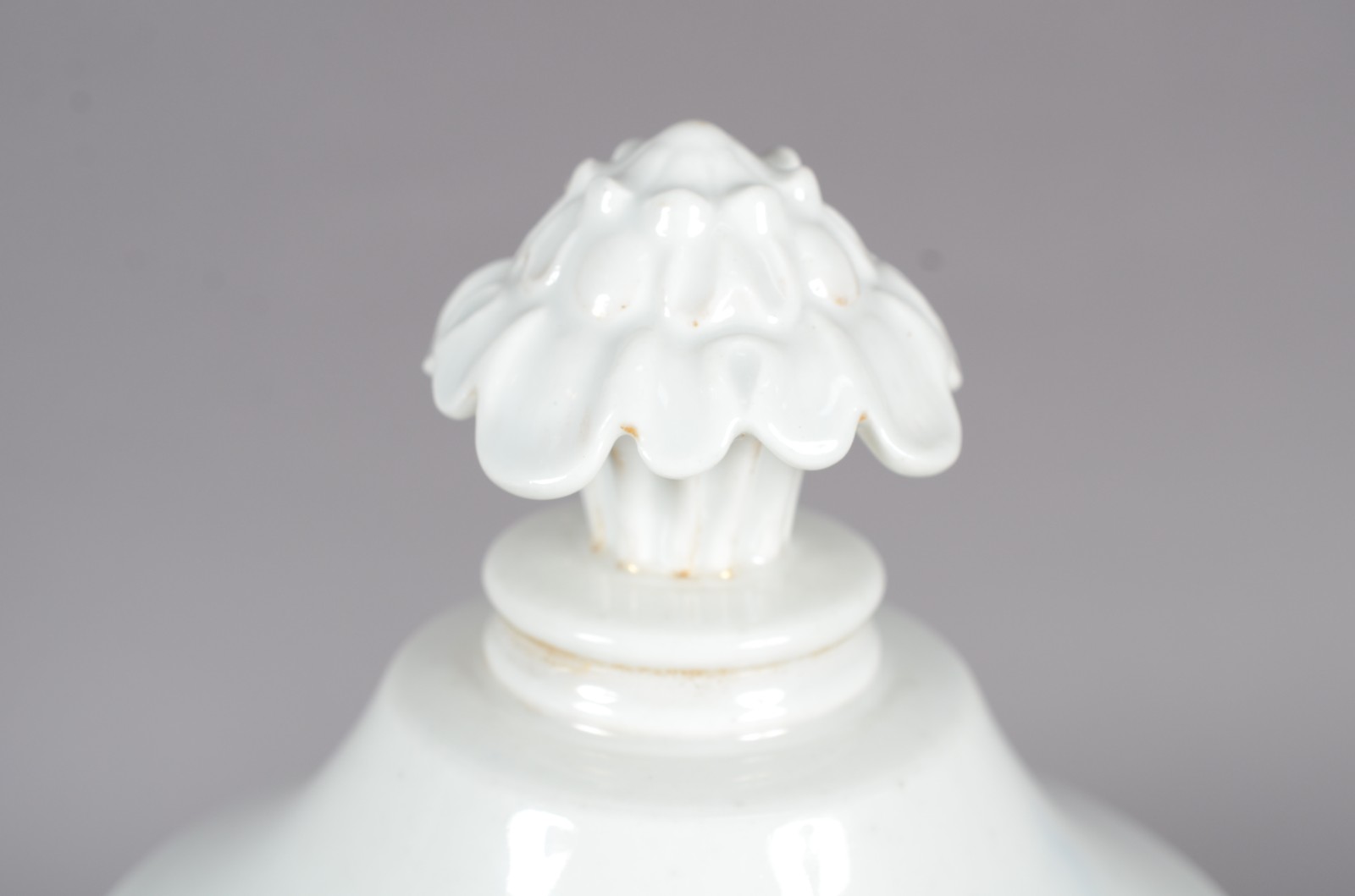 Conjunto com três excepcionais potes de farmácia de porcelana... - foto 3 de 6