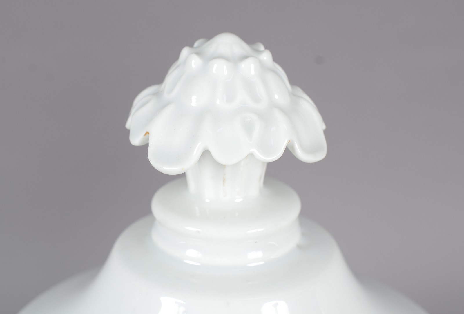 Conjunto com três excepcionais potes de farmácia de porcelana... - foto 4 de 6