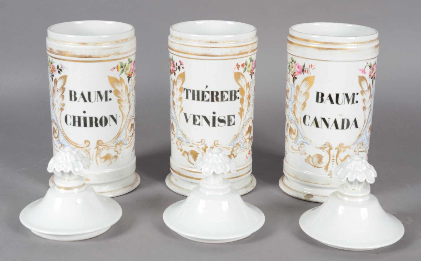 Conjunto com três excepcionais potes de farmácia de porcelana... - foto 5 de 6