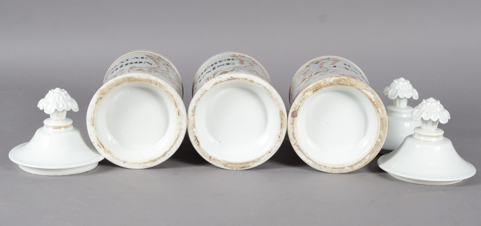 Conjunto com três excepcionais potes de farmácia de porcelana... - foto 6 de 6