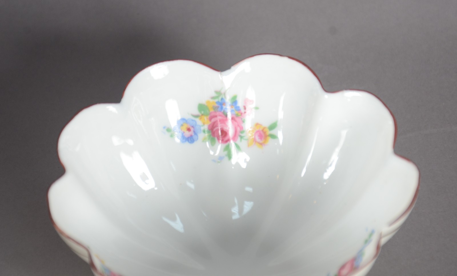 Saladeira com 6 bowls de porcelana Santana, formato de gomos na cor... - foto 6 de 11