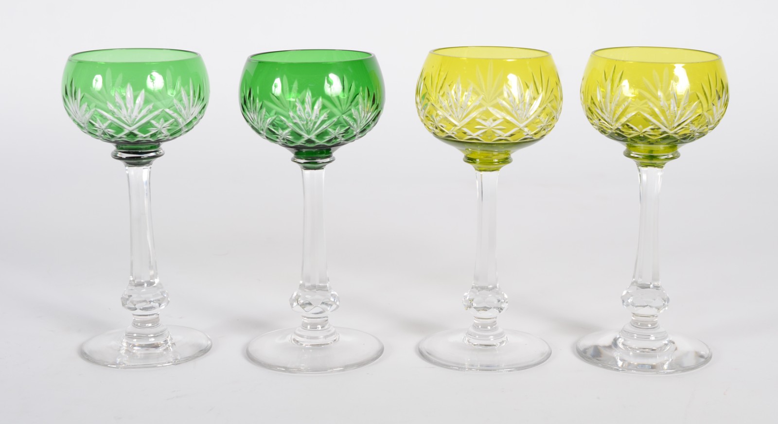 Quatro cálices para vinho de cristal europeu doublé lapidado, sendo... - foto 1 de 5