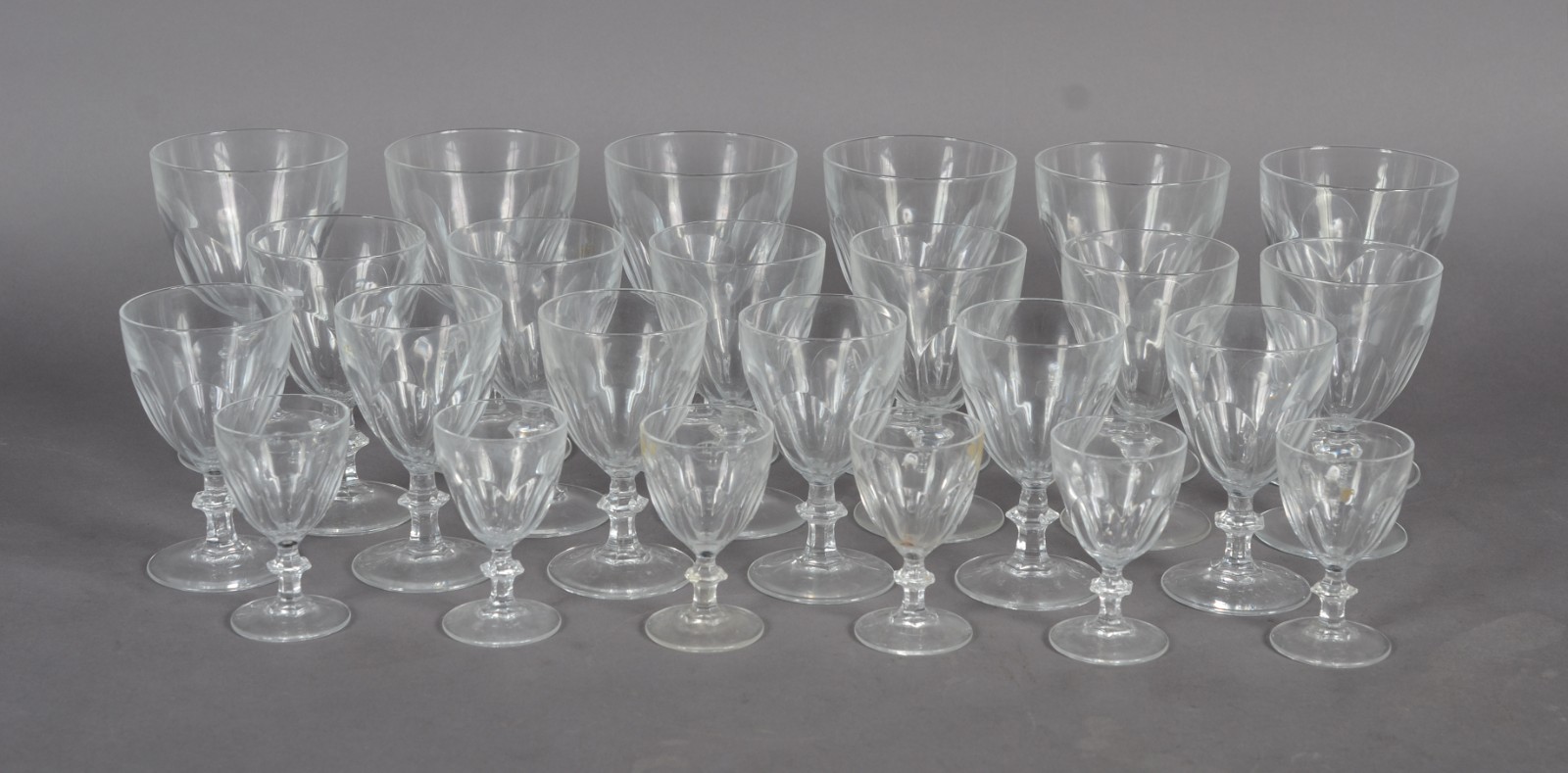 Serviço de cristal facetado composto de: 6 para água, 6 par avinho... - foto 1 de 5