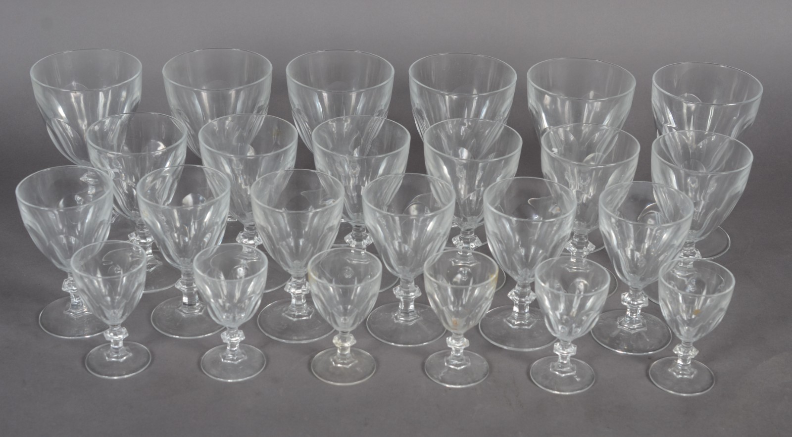 Serviço de cristal facetado composto de: 6 para água, 6 par avinho... - foto 2 de 5