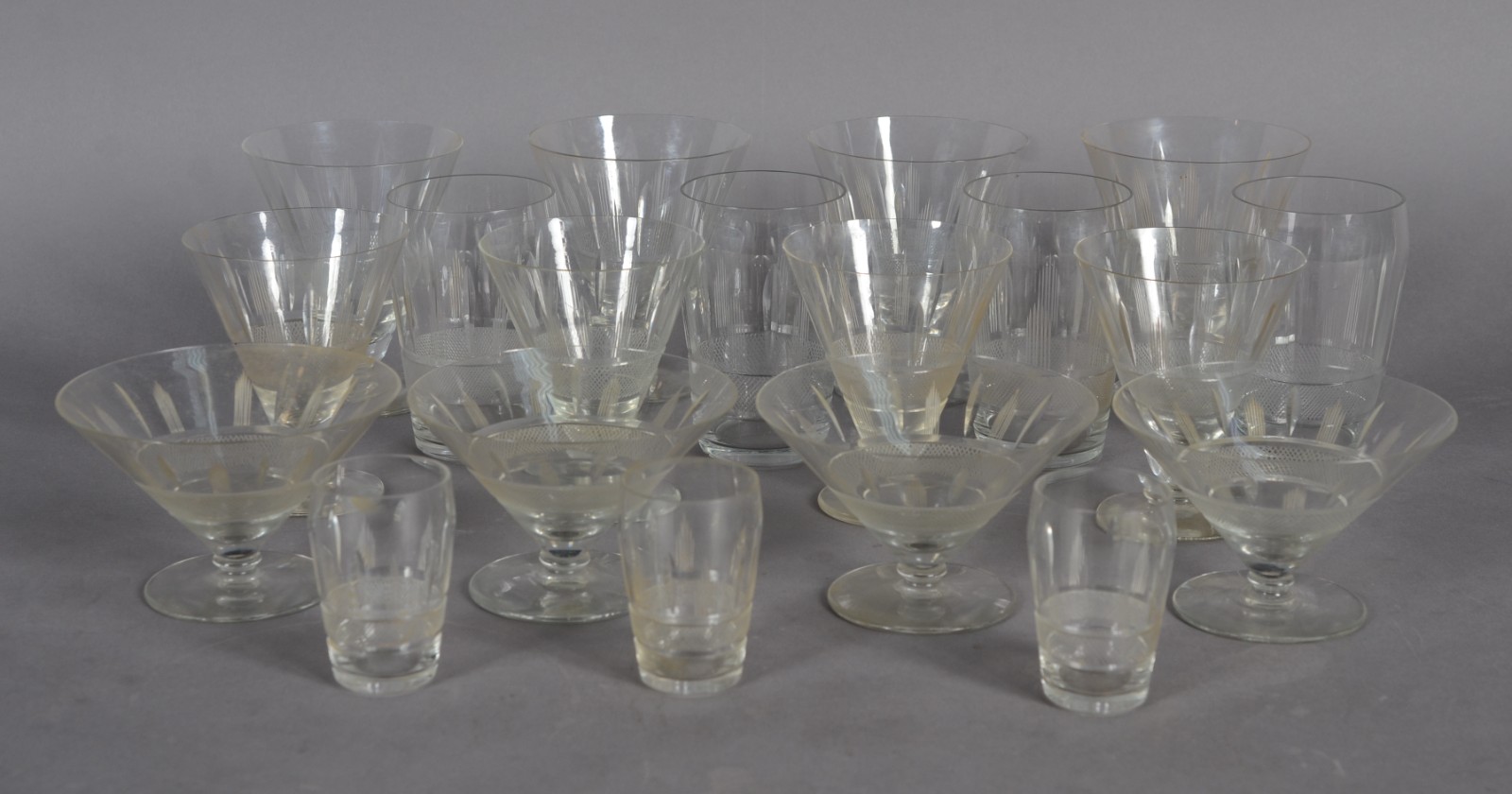 Serviço de cristal lapidado composto de: 4 para champagne, 4 para... - foto 1 de 7