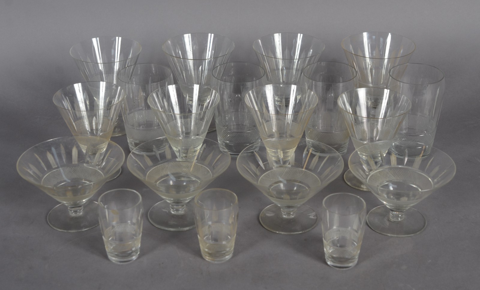Serviço de cristal lapidado composto de: 4 para champagne, 4 para... - foto 2 de 7