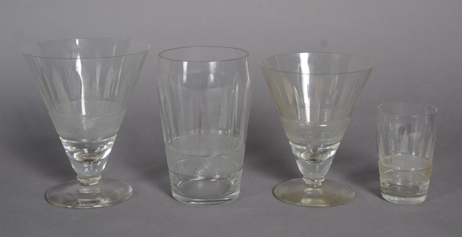 Serviço de cristal lapidado composto de: 4 para champagne, 4 para... - foto 3 de 7