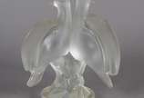 René Lalique (1860-1945),  - Grupo escultórico de cristal francês representando pássaros. Bicos com pequenos lascados. Assinado.
