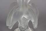 René Lalique (1860-1945),  - Grupo escultórico de cristal francês representando pássaros. Bicos com pequenos lascados. Assinado.