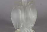 René Lalique (1860-1945),  - Grupo escultórico de cristal francês representando pássaros. Bicos com pequenos lascados. Assinado.