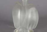 René Lalique (1860-1945),  - Grupo escultórico de cristal francês representando pássaros. Bicos com pequenos lascados. Assinado.