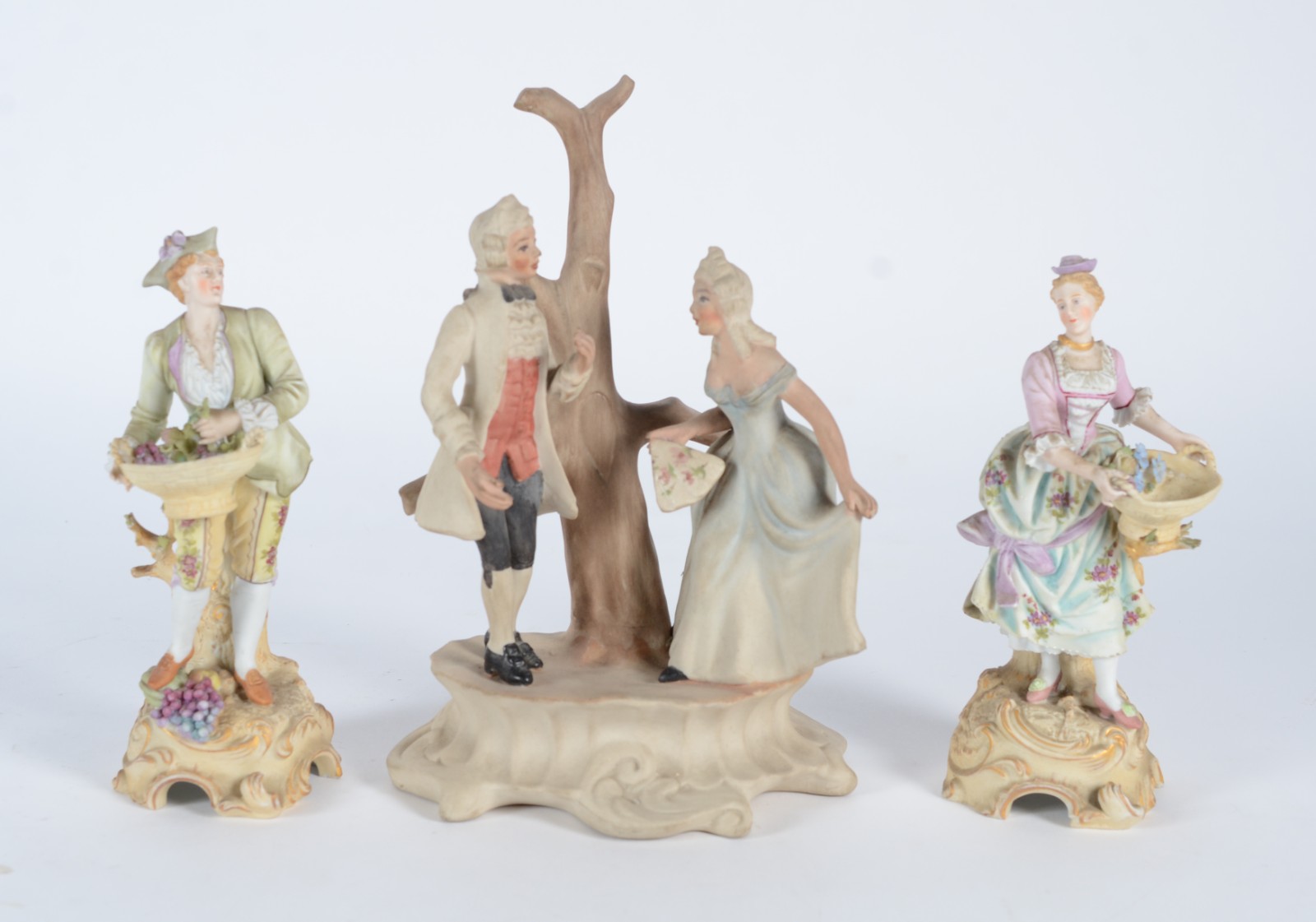Três esculturas de porcelana policromada, sendo um casal de... - foto 1 de 11
