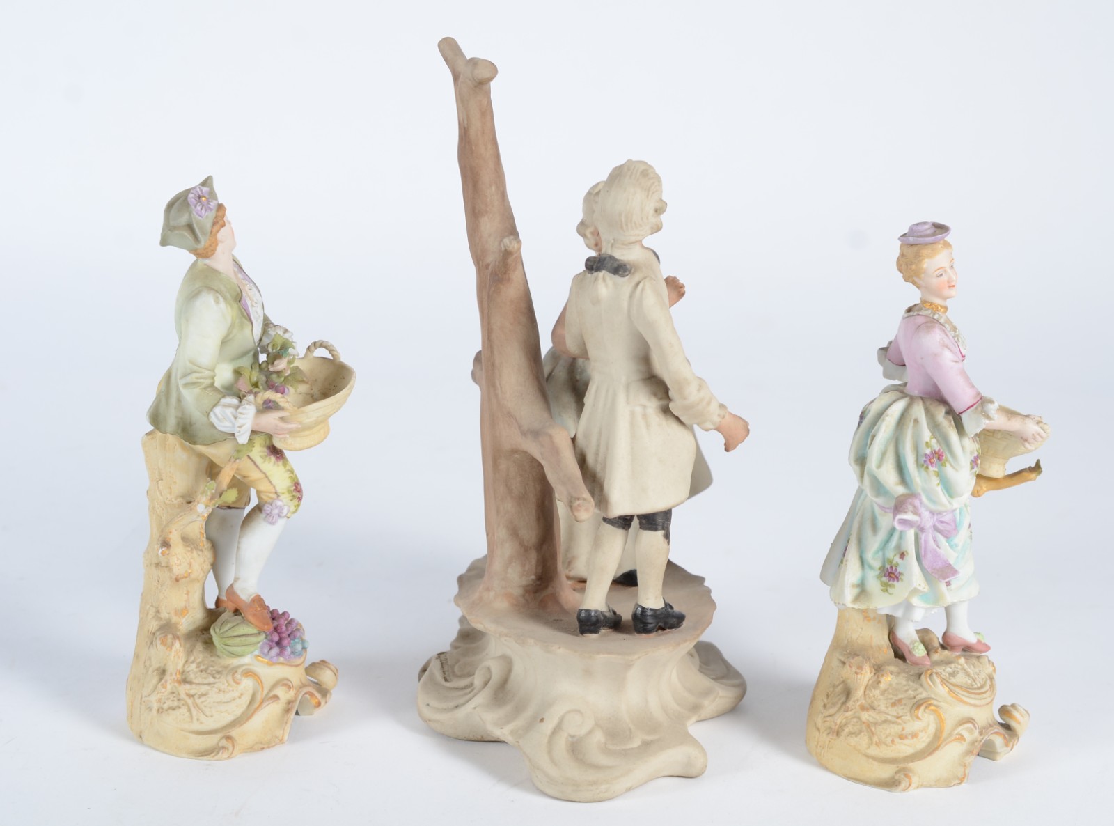 Três esculturas de porcelana policromada, sendo um casal de... - foto 2 de 11