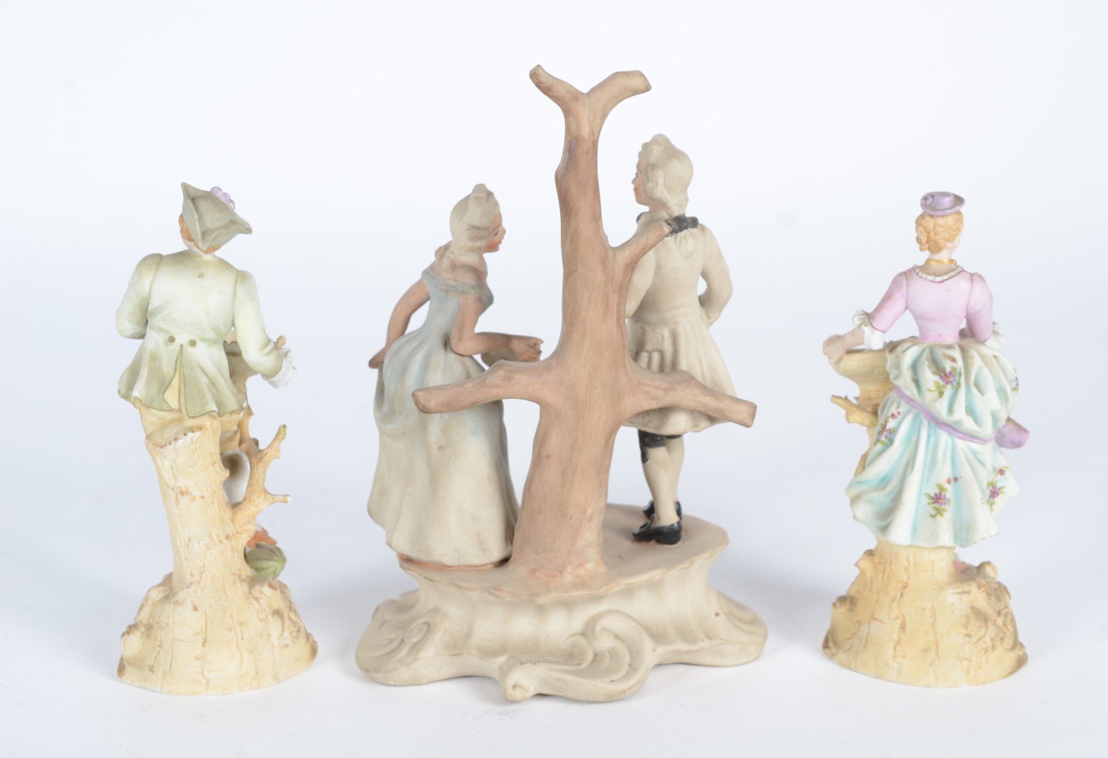 Três esculturas de porcelana policromada, sendo um casal de... - foto 3 de 11