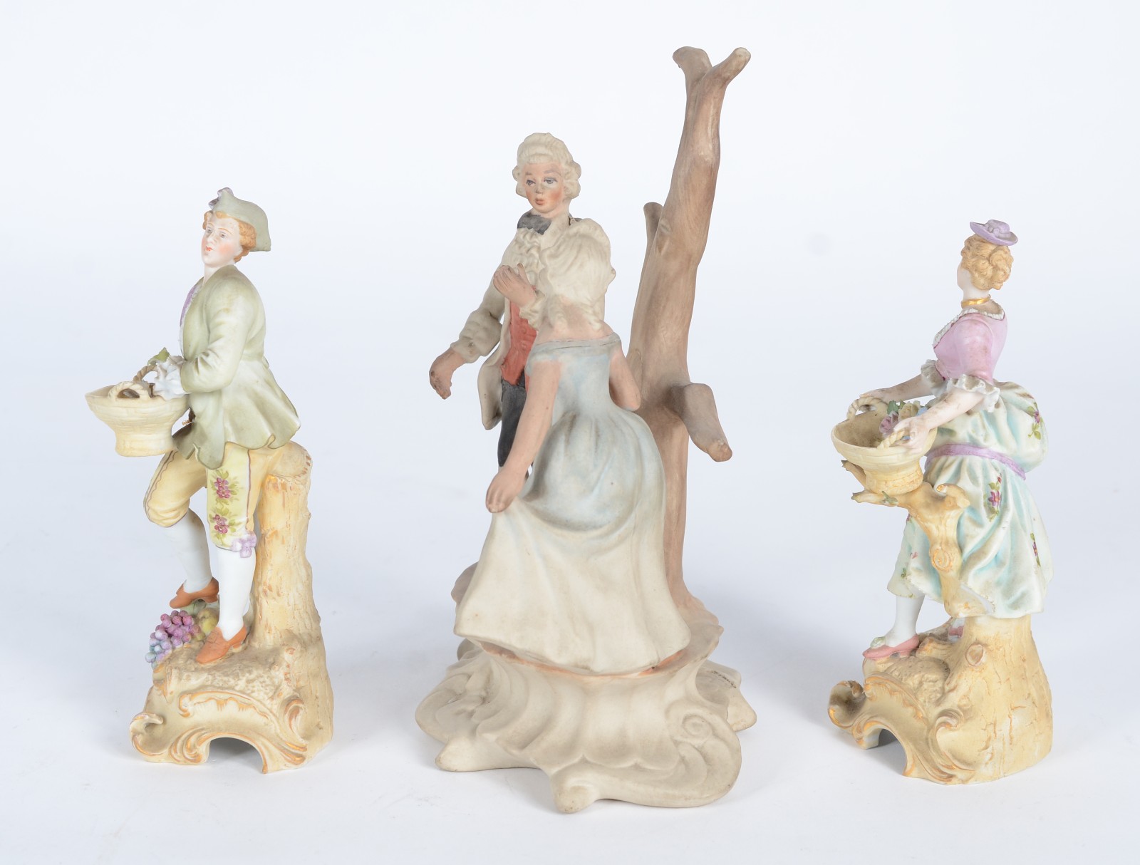 Três esculturas de porcelana policromada, sendo um casal de... - foto 4 de 11