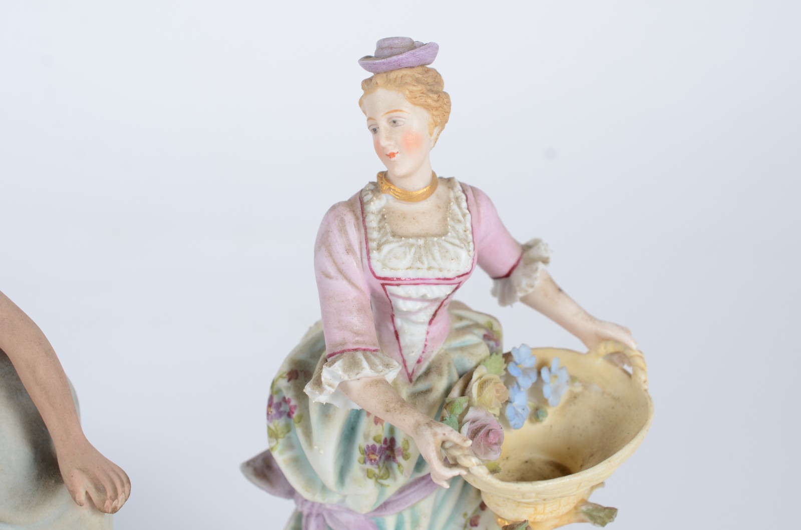Três esculturas de porcelana policromada, sendo um casal de... - foto 5 de 11