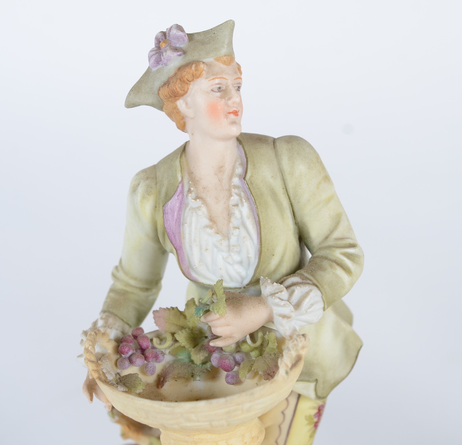 Três esculturas de porcelana policromada, sendo um casal de... - foto 6 de 11