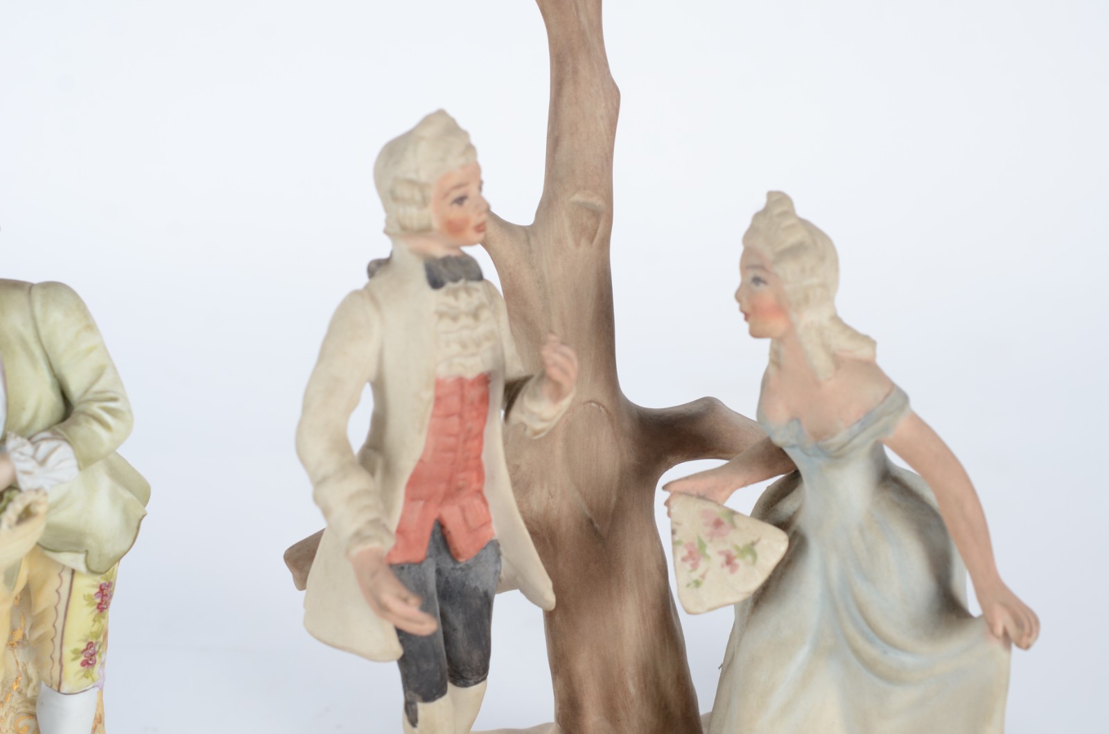 Três esculturas de porcelana policromada, sendo um casal de... - foto 7 de 11