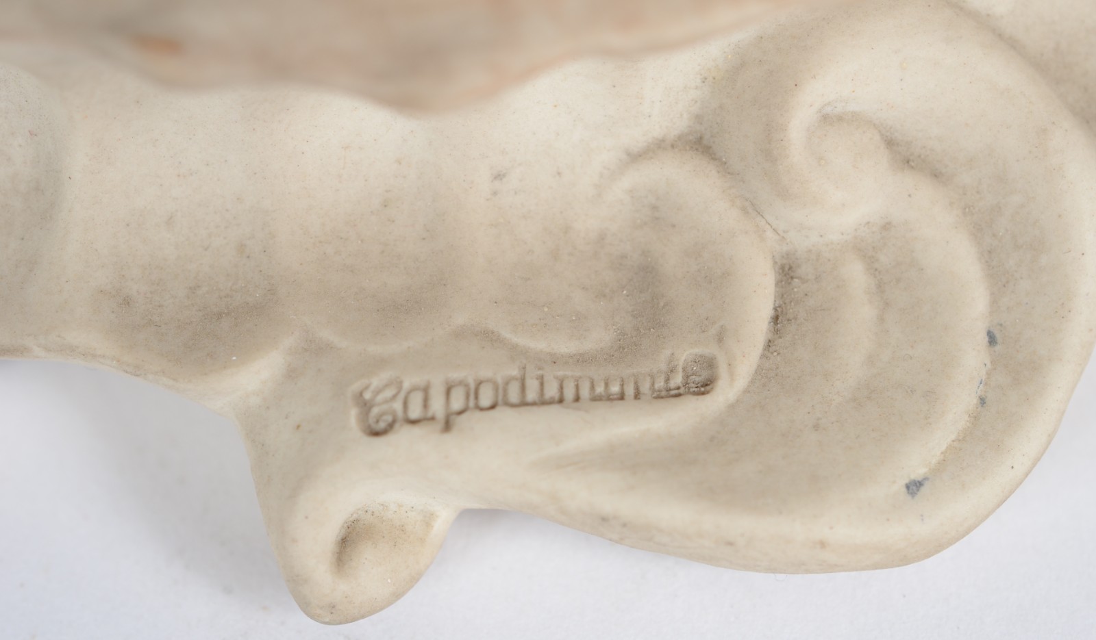 Três esculturas de porcelana policromada, sendo um casal de... - foto 8 de 11