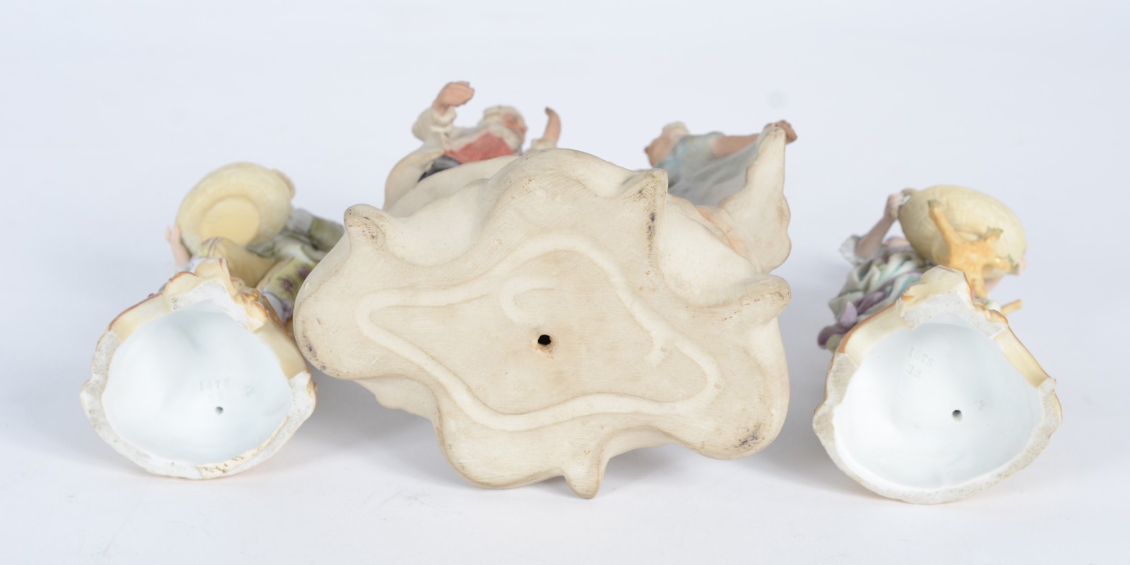 Três esculturas de porcelana policromada, sendo um casal de... - foto 9 de 11