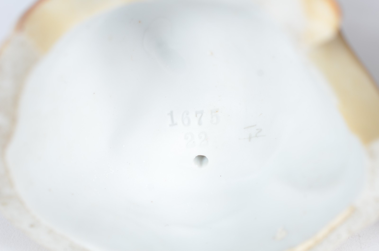 Três esculturas de porcelana policromada, sendo um casal de... - foto 10 de 11