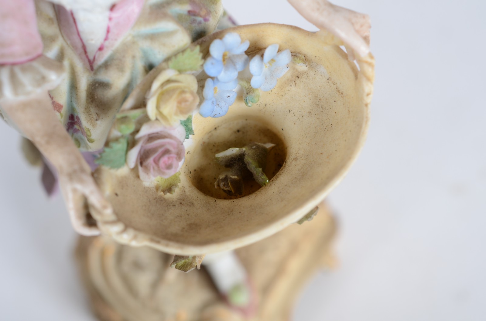 Três esculturas de porcelana policromada, sendo um casal de... - foto 11 de 11