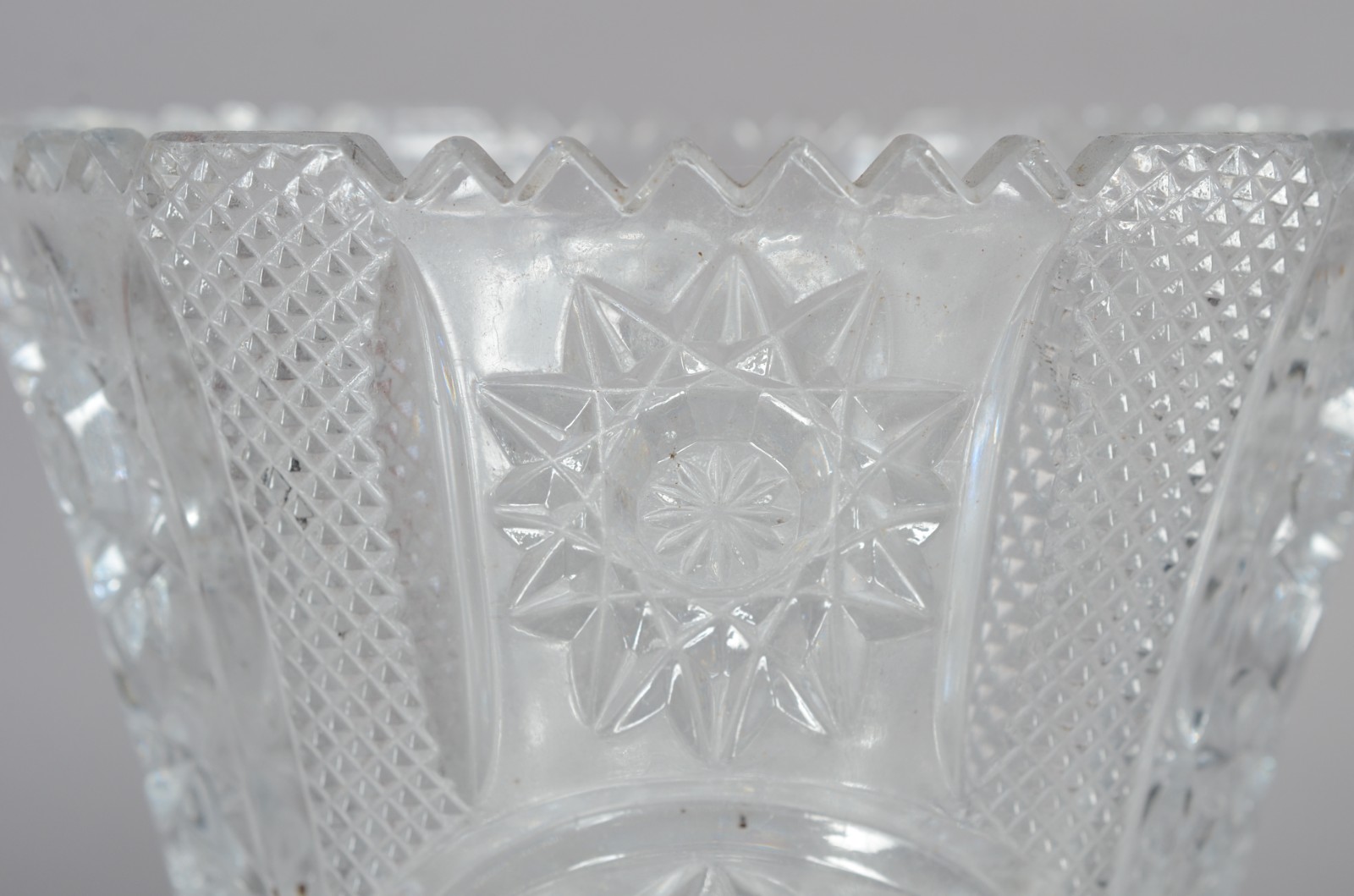 Duas jarras para flores, sendo uma de cristal lapidado e outra vidro... - foto 2 de 7